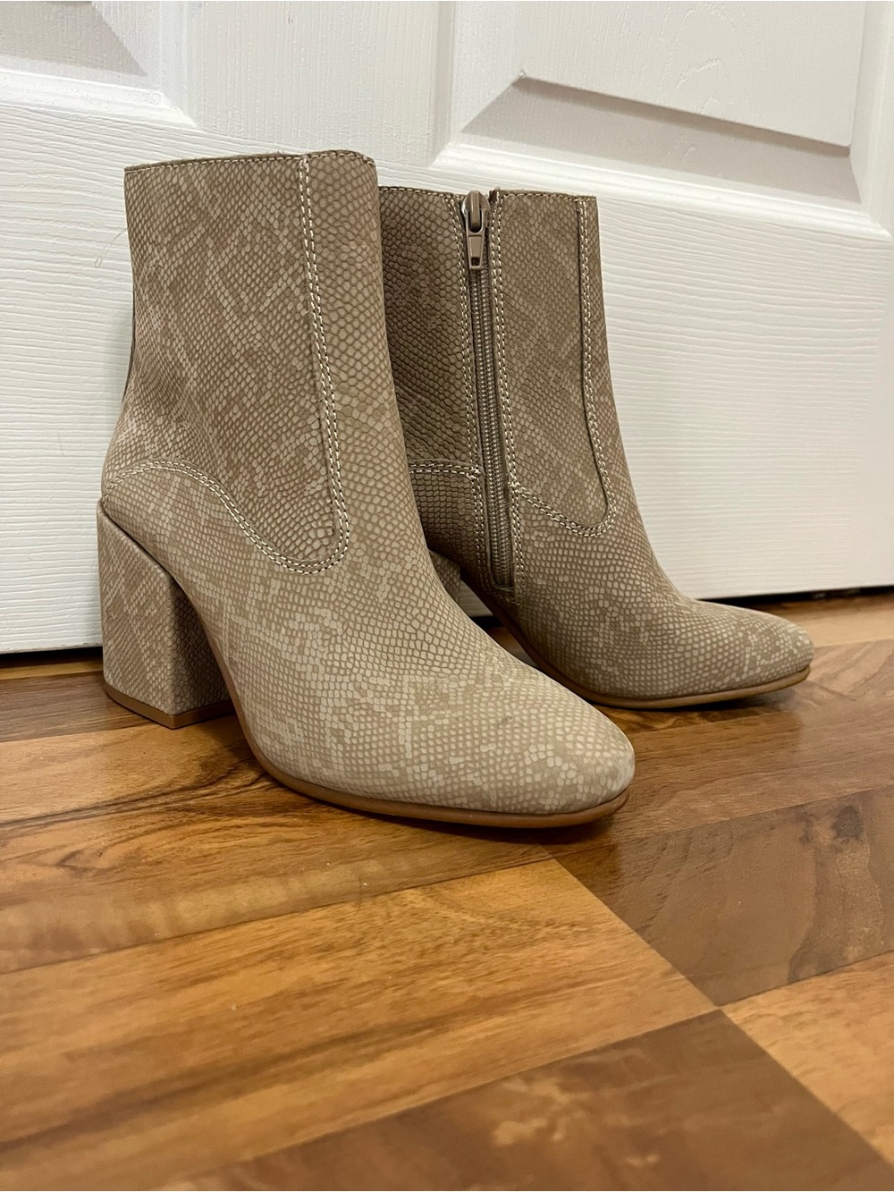 Lucky Brand Snake-Textured Ankle Boots in Light Taupe Chunky Heel Size 5.5